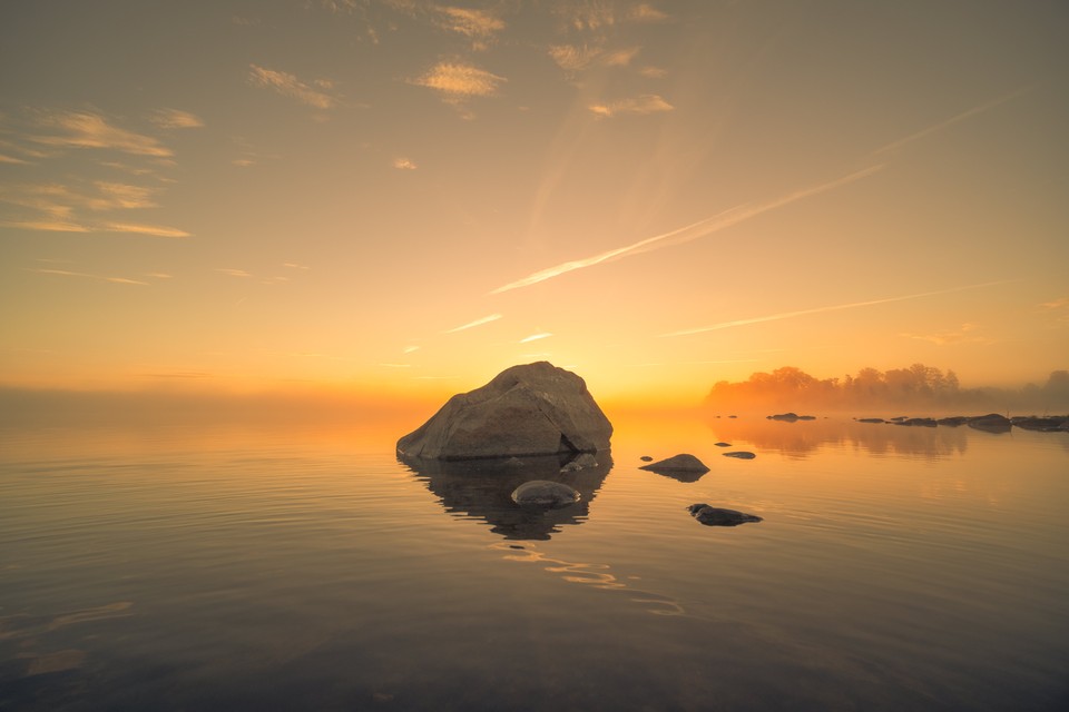 夕阳中的湖面 金色天空 石头5K桌面壁纸-PixStock 源像素
