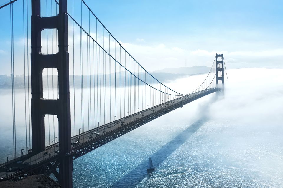 云中的金门大桥 晨雾中的大桥 手机桌面壁纸 4K-PixStock 源像素