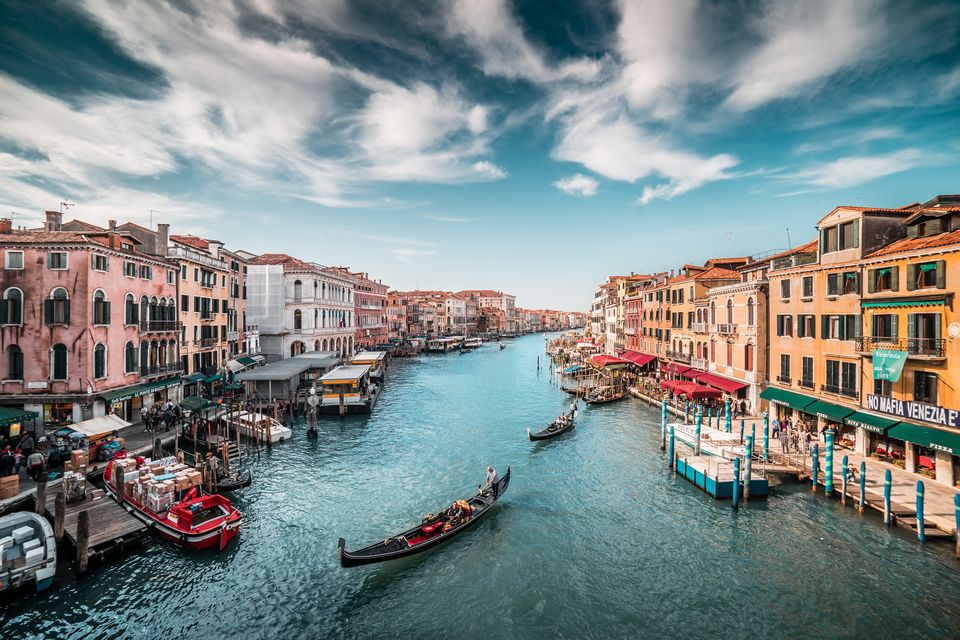 意大利 威尼斯运河上的小船 高清风景壁纸下载 5K-PixStock 源像素
