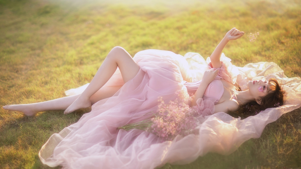 躺在草地上的婚纱美女 草地 婚纱 纱裙 阳光 鲜花 唯美 摄影 美女 高清壁纸下载 4k-PixStock 源像素