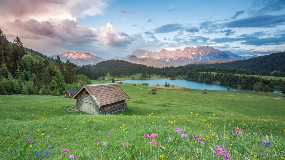 阿尔卑斯山脚下的小屋 湖泊 草地 木屋 森林 天空 高清风景壁纸 4k-PixStock 源像素