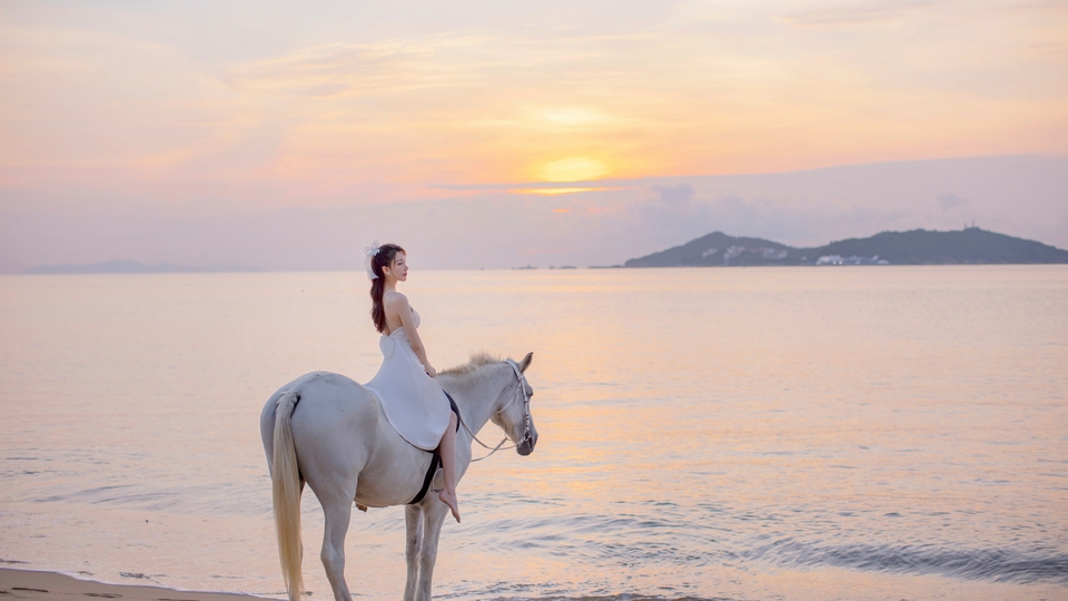 美女模特刘奕宁 夕阳下在海边骑马 唯美背影 高清美女壁纸 4k-PixStock 源像素