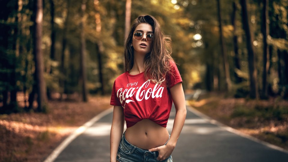 红色可口可乐上衣 时尚太阳镜 气质长发女孩 牛仔裤 美女桌面壁纸 4k-PixStock 源像素
