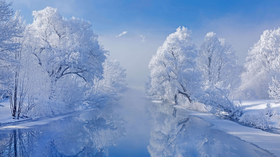 冬天 冰河 雪山 树 河水倒影 银装素裹 风景壁纸 4k-PixStock 源像素