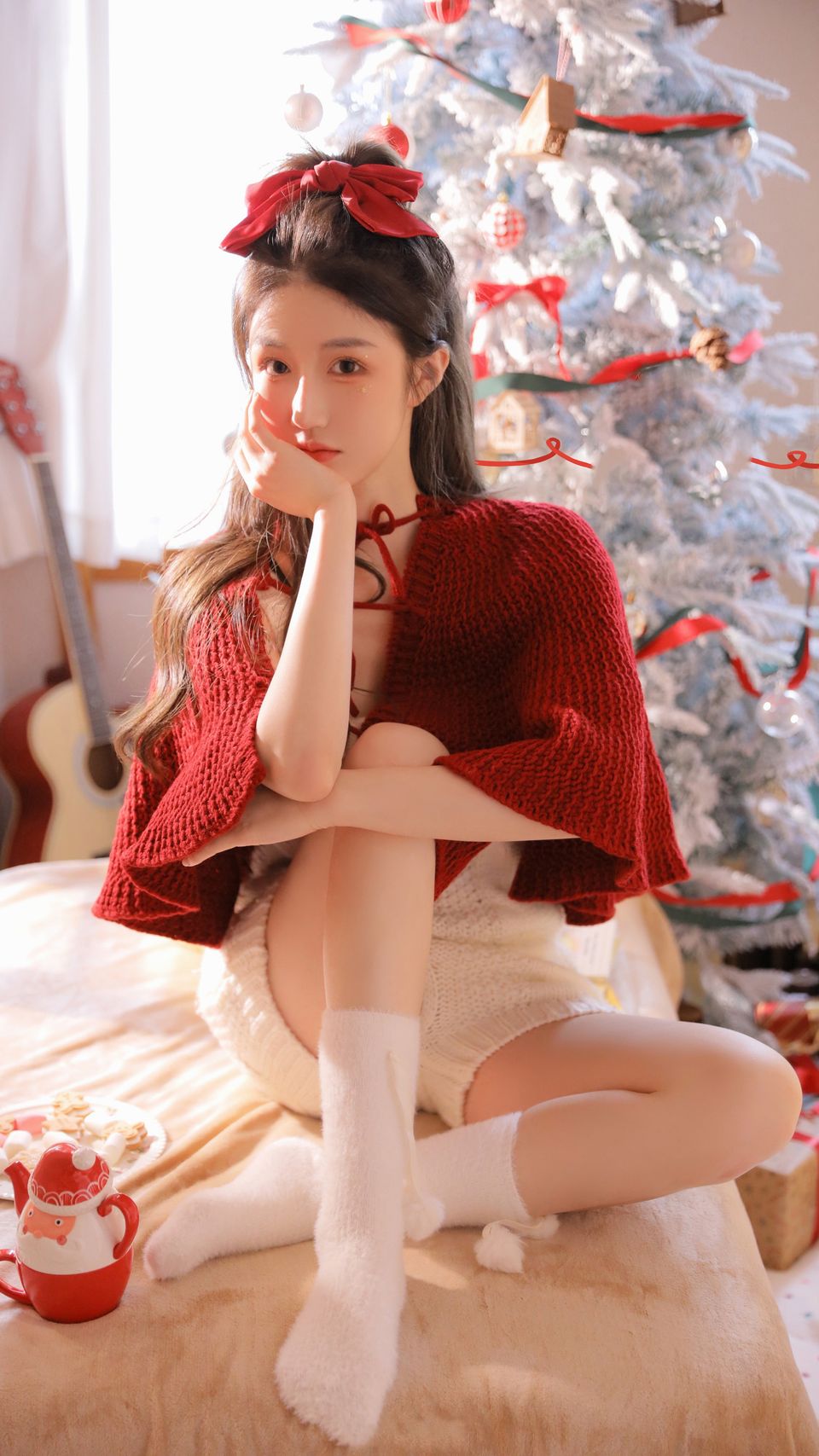 圣诞节 红色毛衣可爱美女 白色袜子 蝴蝶结 竖屏手机壁纸 4k-PixStock 源像素
