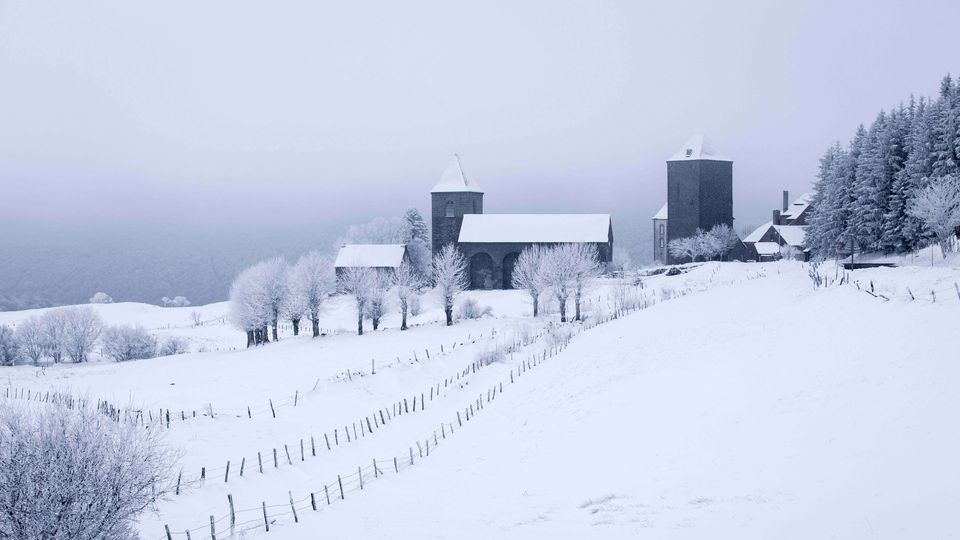 冬天雪风景 房子 树 栅栏 风景壁纸 4k-PixStock 源像素