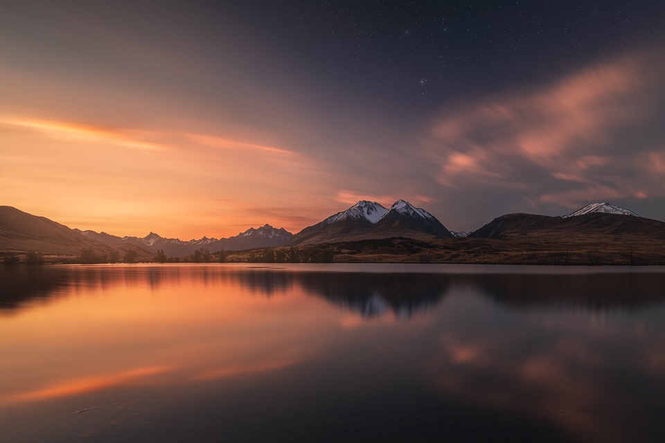 安静的湖面 倒影 雪山 夕阳 天空 晚霞 自然景观桌面壁纸 2K-PixStock 源像素