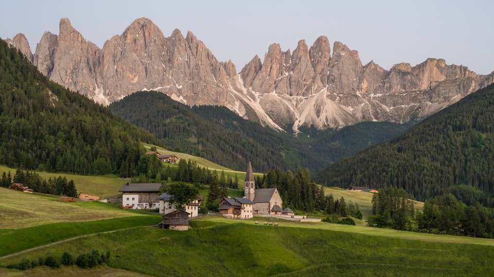 山脚下的风景 乡村 房子 阿尔卑斯山 意大利Dolomite山脉优美风景壁纸 4k-PixStock 源像素