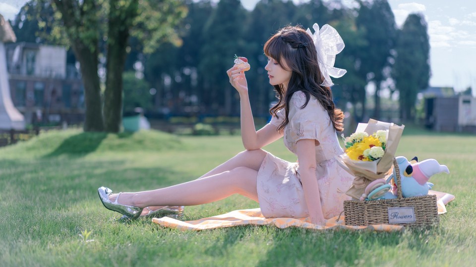 阳光 草地 郊游 坐在草地上的美女 旗袍 鲜花 美女壁纸 4k-PixStock 源像素