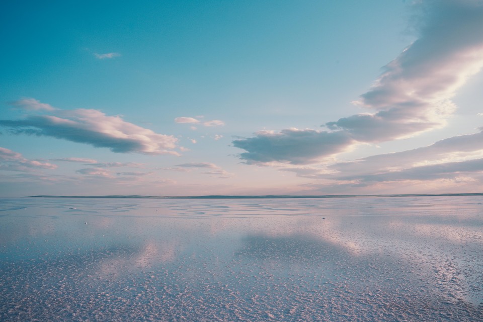 蓝色天空下的盐湖 天空之镜 云朵 自然风景壁纸 4K-PixStock 源像素