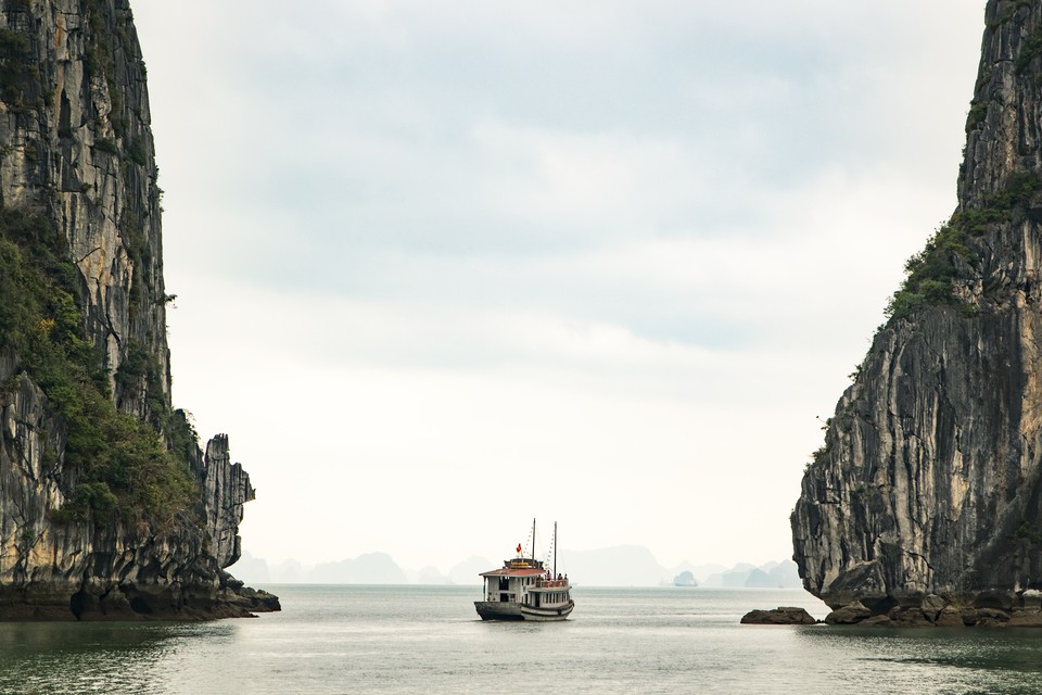 漂浮在海绵的渔船 岛屿 海边 高清摄影图 电脑桌面壁纸4K-PixStock 源像素