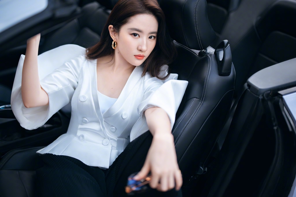 刘亦菲 白色衣服 汽车 气质明星美女壁纸 4k