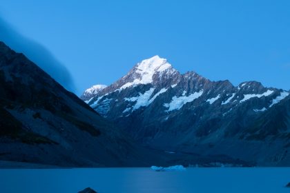 雪山 湖 深蓝色 风景 全屏手机壁纸图片 4k